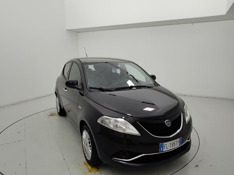 GuidiCar - LANCIA Ypsilon 2017 Ypsilon 1.2 Silver 69cv Usato