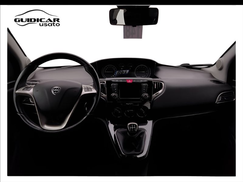 GuidiCar - LANCIA Ypsilon 2017 Ypsilon 1.2 Silver 69cv Usato